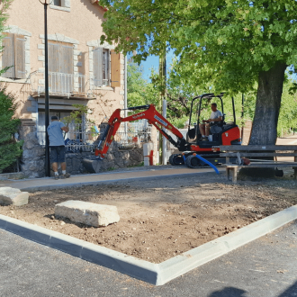 Photos montrant le nouveau parking relais Place de la Gare à La Bâtie Neuve