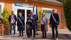 Le maire et les adjoints réunis devant la mairie lors du rassemblement républicain du 19 octobre 2026.